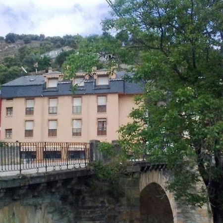 Hostal Restaurante Mendez Вилафранка дел Биерсо Екстериор снимка