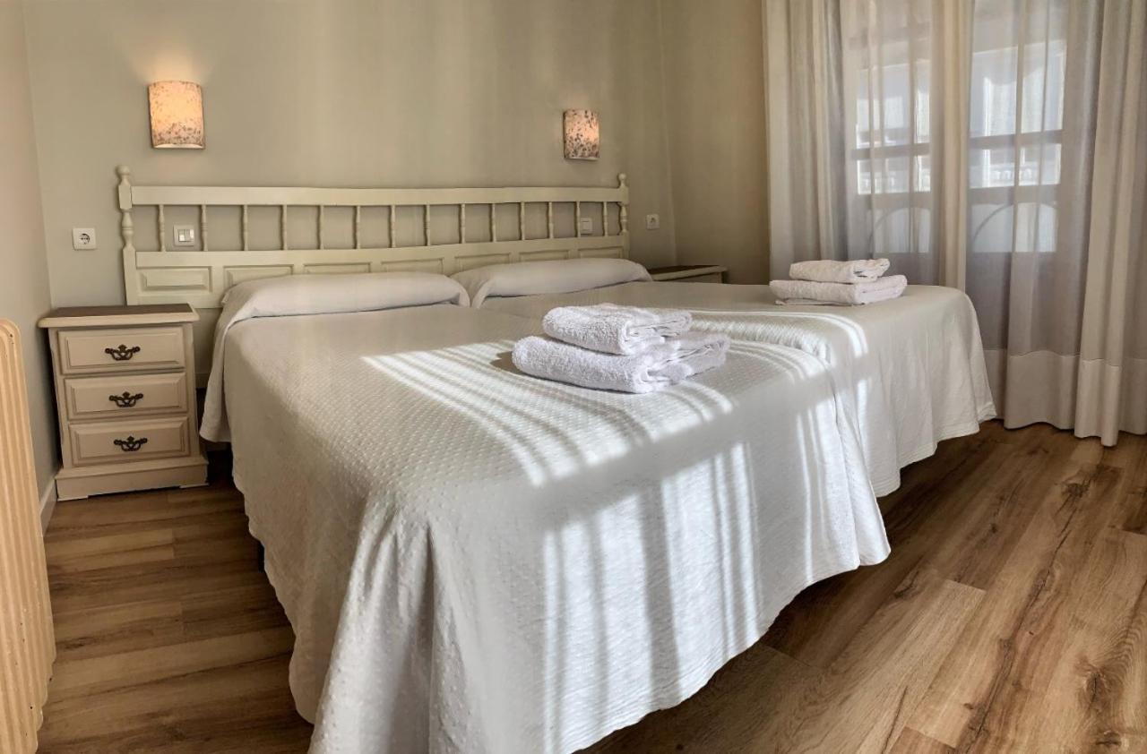 Hostal Restaurante Mendez Вилафранка дел Биерсо Екстериор снимка