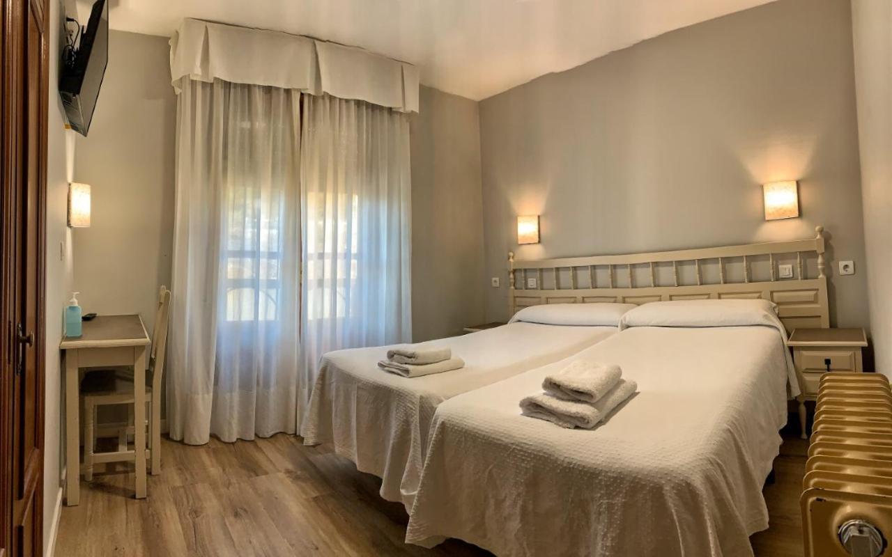 Hostal Restaurante Mendez Вилафранка дел Биерсо Екстериор снимка