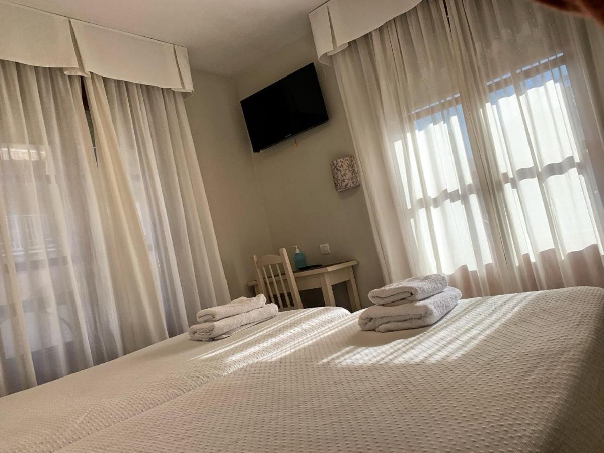Hostal Restaurante Mendez Вилафранка дел Биерсо Екстериор снимка