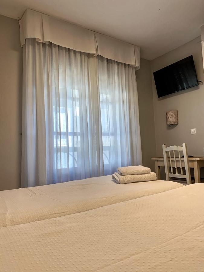 Hostal Restaurante Mendez Вилафранка дел Биерсо Екстериор снимка