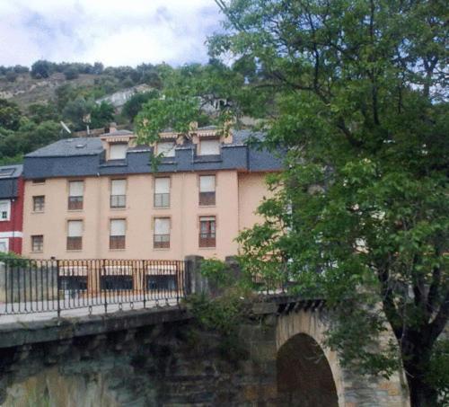 Hostal Restaurante Mendez Вилафранка дел Биерсо Екстериор снимка