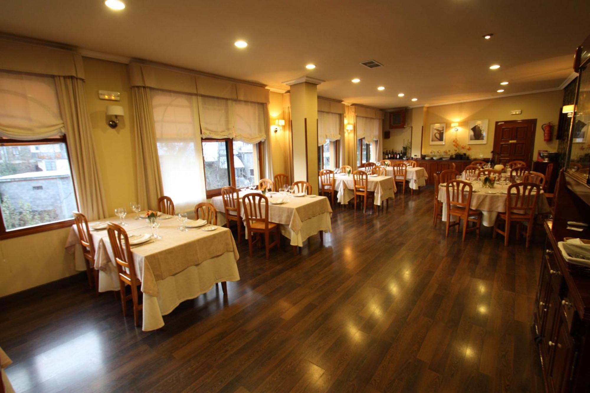 Hostal Restaurante Mendez Вилафранка дел Биерсо Екстериор снимка