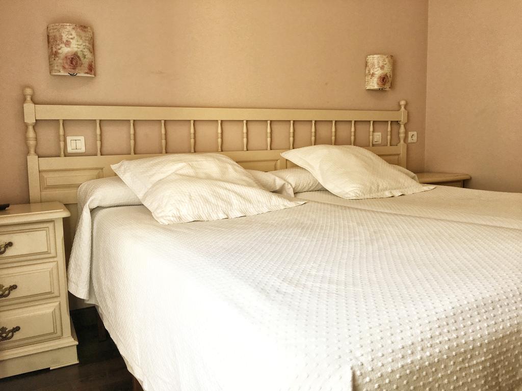 Hostal Restaurante Mendez Вилафранка дел Биерсо Екстериор снимка