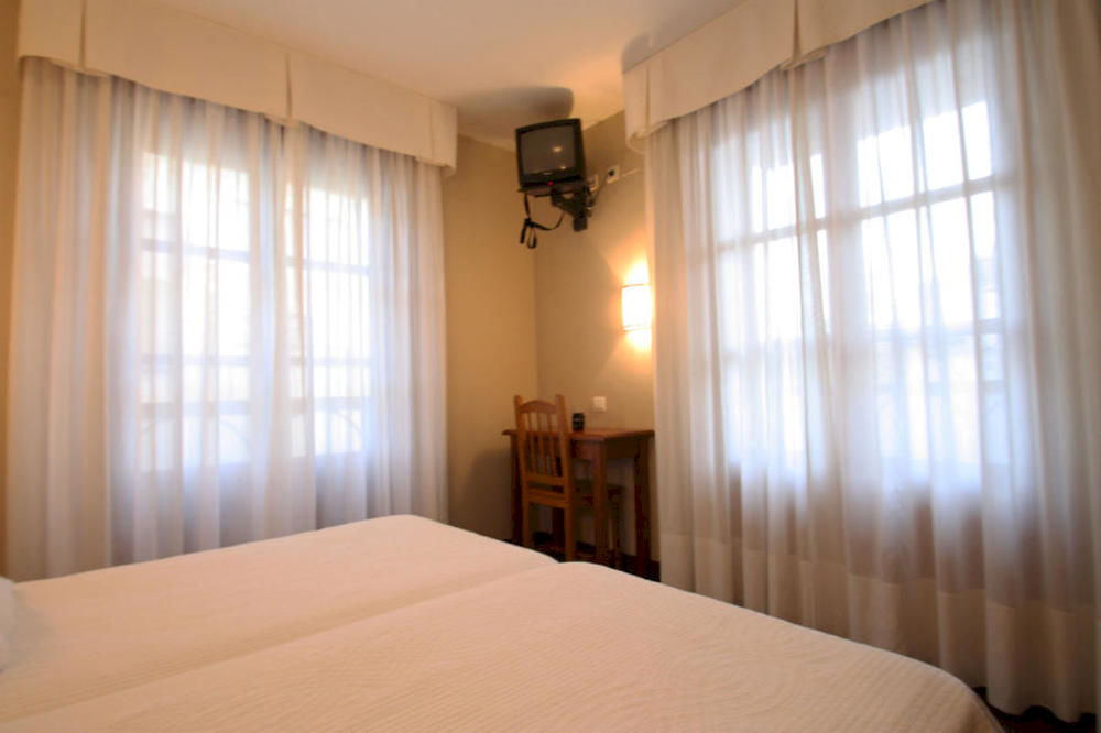 Hostal Restaurante Mendez Вилафранка дел Биерсо Екстериор снимка