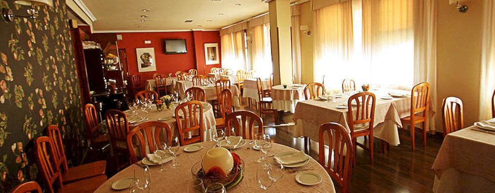 Hostal Restaurante Mendez Вилафранка дел Биерсо Екстериор снимка