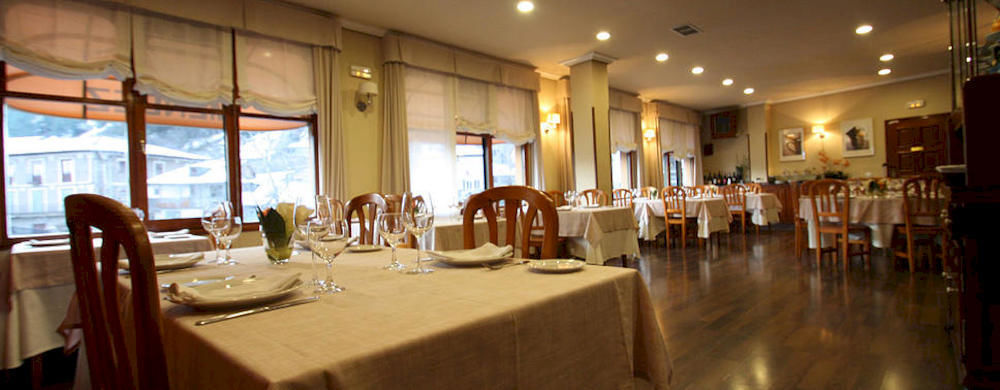 Hostal Restaurante Mendez Вилафранка дел Биерсо Екстериор снимка