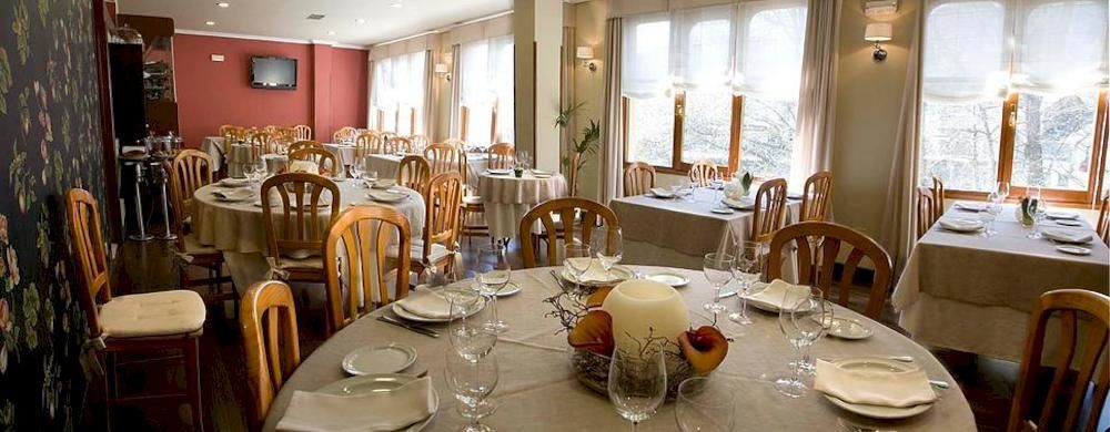 Hostal Restaurante Mendez Вилафранка дел Биерсо Екстериор снимка
